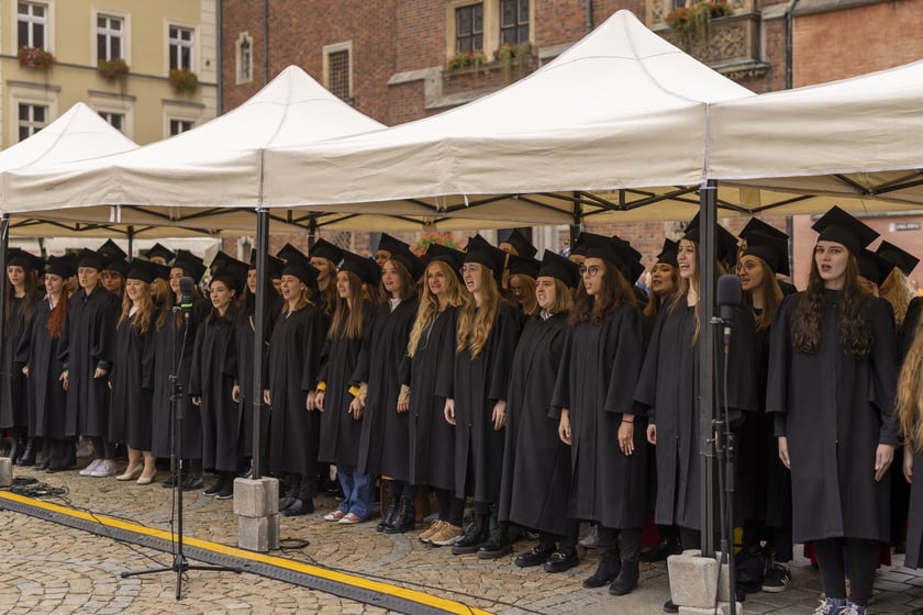 Uroczysta inauguracja roku akademickiego 2022 w Auli Leopoldyńskiej i Gaudeamus igitur na wrocławskim Rynku