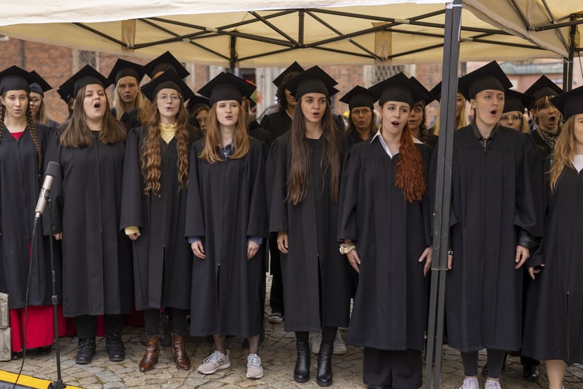 Uroczysta inauguracja roku akademickiego 2022 w Auli Leopoldyńskiej i Gaudeamus igitur na wrocławskim Rynku