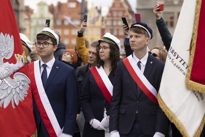 Uroczysta inauguracja roku akademickiego 2022 w Auli Leopoldyńskiej i Gaudeamus igitur na wrocławskim Rynku