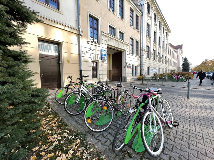 Stojaki na rowery na terenie Uniwersytetu Przyrodniczego