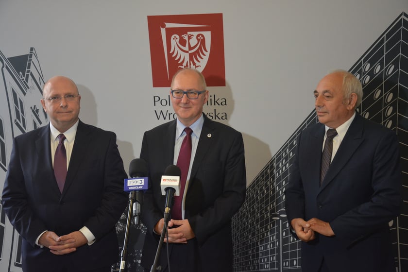 Od lewej: prof. Dariusz Jagielski, kardiolog (p. o. dziekana Wydziału Medycznego PWr), prof. dr hab. inż. Arkadiusz W&oacute;js (rektor PWr), prof. dr hab. inż. Tadeusz Więckowski (Wydział Informatyki i Telekomunikacji PWr)