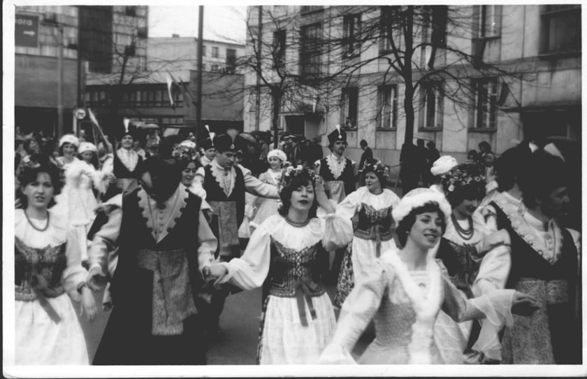Zdjęcia archiwalne studenckiego zespołu (jeszcze nie "Kaliny"). Poch&oacute;d z okazji 1 maja (1978)&nbsp;