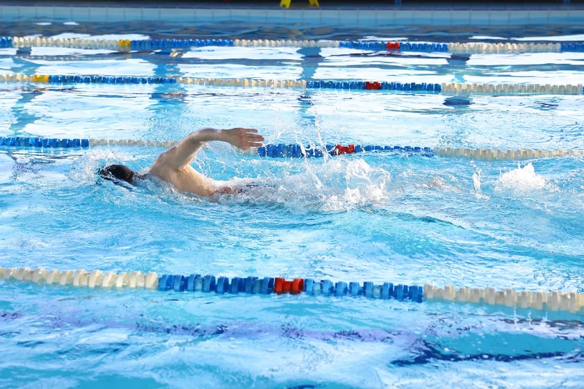 Trening pływacki prowadziły st. szer. spec. Dominika Sztandera i&nbsp;st. szer. Alicja Tch&oacute;rz