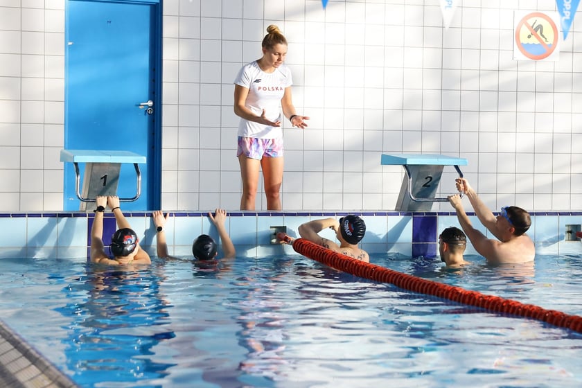 Trening pływacki prowadziły st. szer. spec. Dominika Sztandera i&nbsp;st. szer. Alicja Tch&oacute;rz