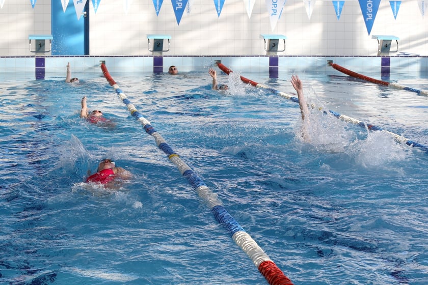 Trening pływacki prowadziły st. szer. spec. Dominika Sztandera i&nbsp;st. szer. Alicja Tch&oacute;rz