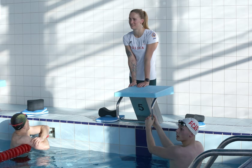 Trening pływacki prowadziły st. szer. spec. Dominika Sztandera i&nbsp;st. szer. Alicja Tch&oacute;rz
