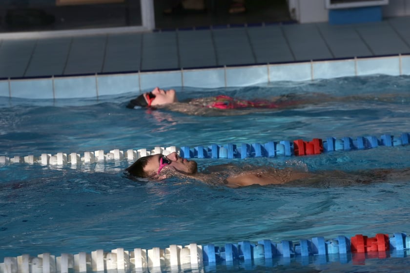 Trening pływacki prowadziły st. szer. spec. Dominika Sztandera i&nbsp;st. szer. Alicja Tch&oacute;rz
