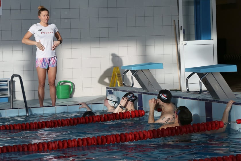 Trening pływacki prowadziły st. szer. spec. Dominika Sztandera i&nbsp;st. szer. Alicja Tch&oacute;rz