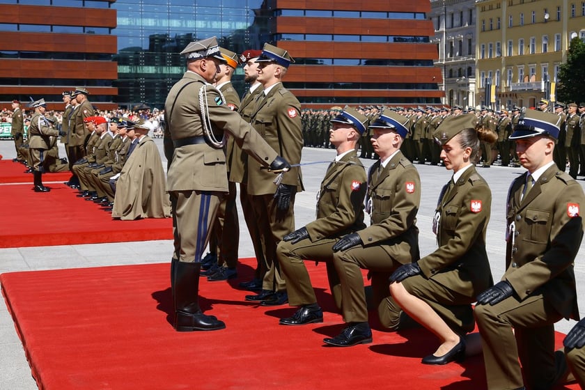 Uroczysta promocja oficerska na placu Wolności we Wrocławiu