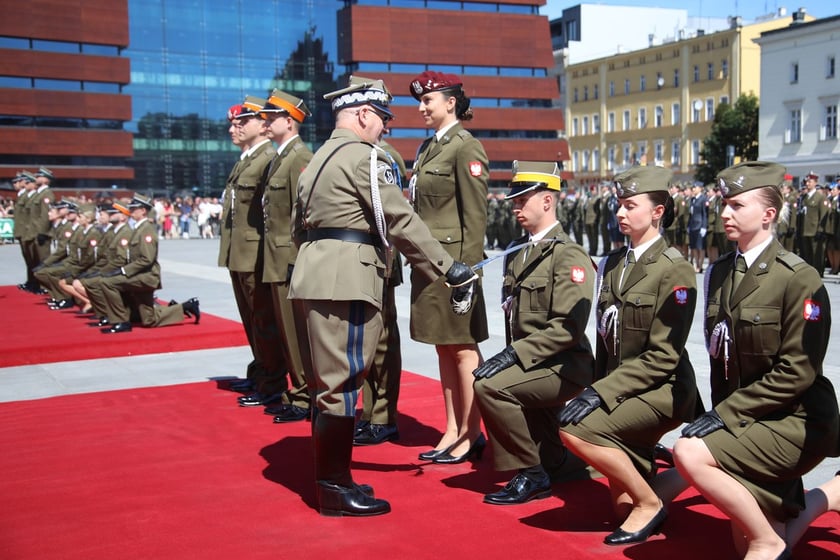 Uroczysta promocja oficerska na placu Wolności we Wrocławiu