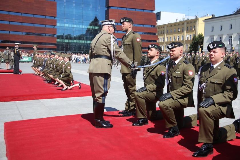 Uroczysta promocja oficerska na placu Wolności we Wrocławiu