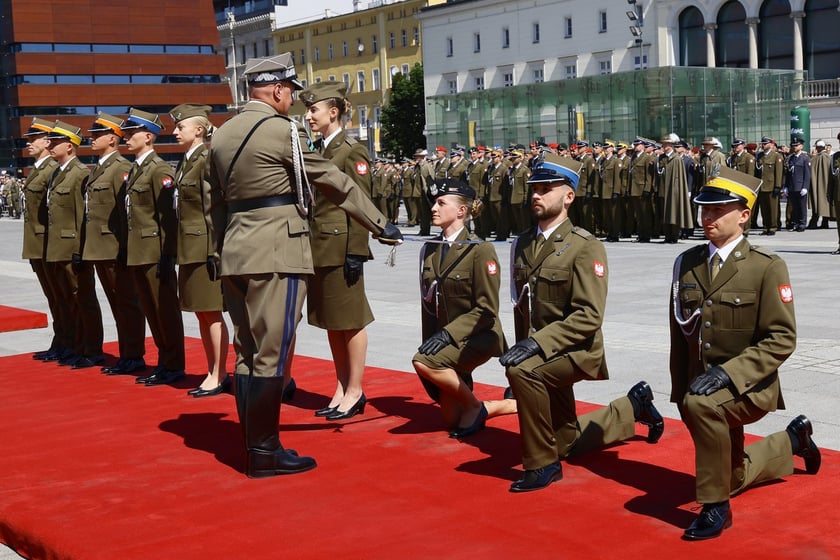 Uroczysta promocja oficerska na placu Wolności we Wrocławiu