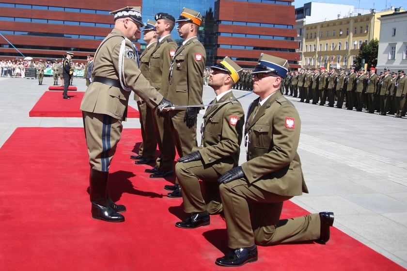 Uroczysta promocja oficerska na placu Wolności we Wrocławiu