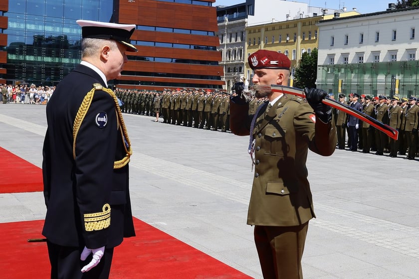Uroczysta promocja oficerska na placu Wolności we Wrocławiu