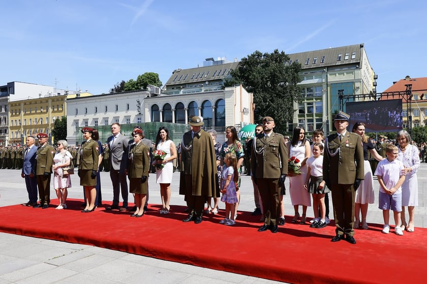 Uroczysta promocja oficerska na placu Wolności we Wrocławiu