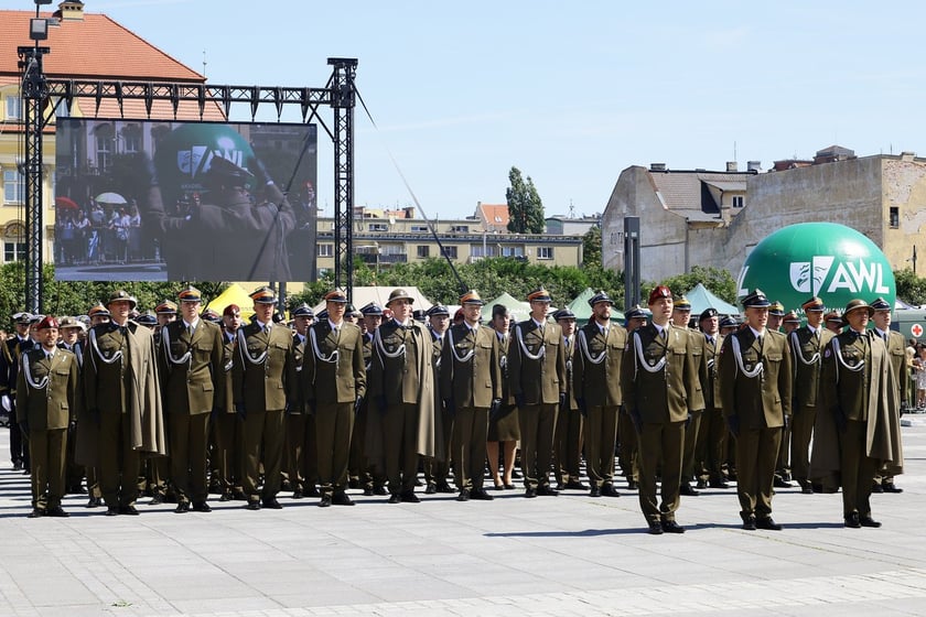 Uroczysta promocja oficerska na placu Wolności we Wrocławiu