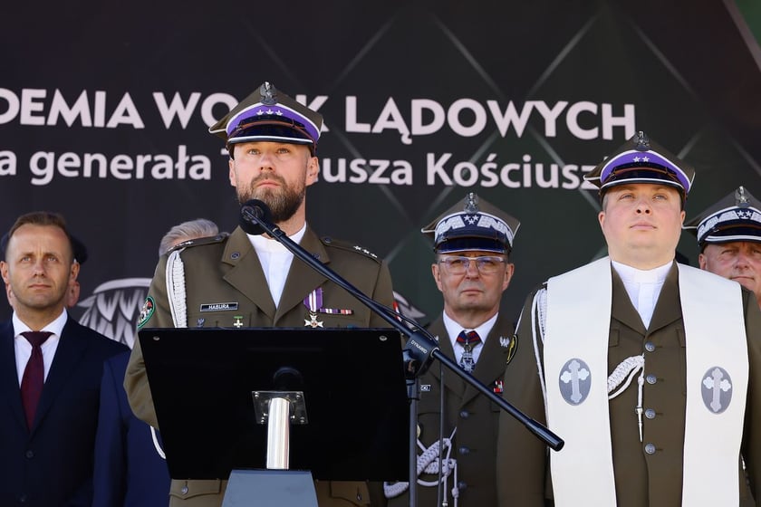 Uroczysta promocja oficerska na placu Wolności we Wrocławiu