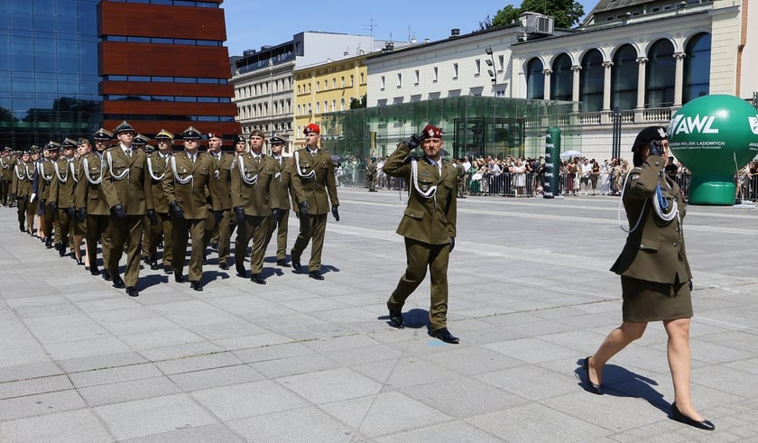 Uroczysta promocja oficerska na placu Wolności we Wrocławiu