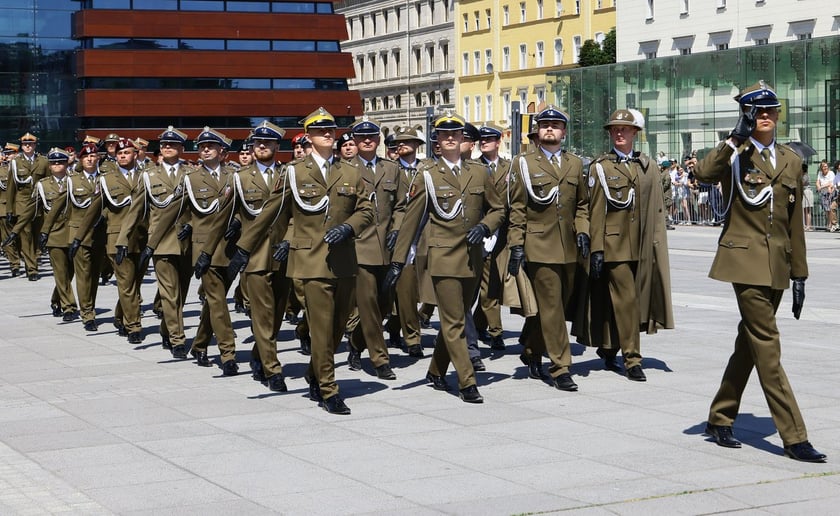 Uroczysta promocja oficerska na placu Wolności we Wrocławiu