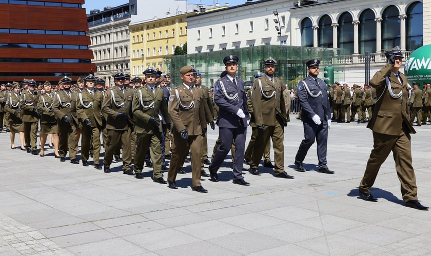 Uroczysta promocja oficerska na placu Wolności we Wrocławiu