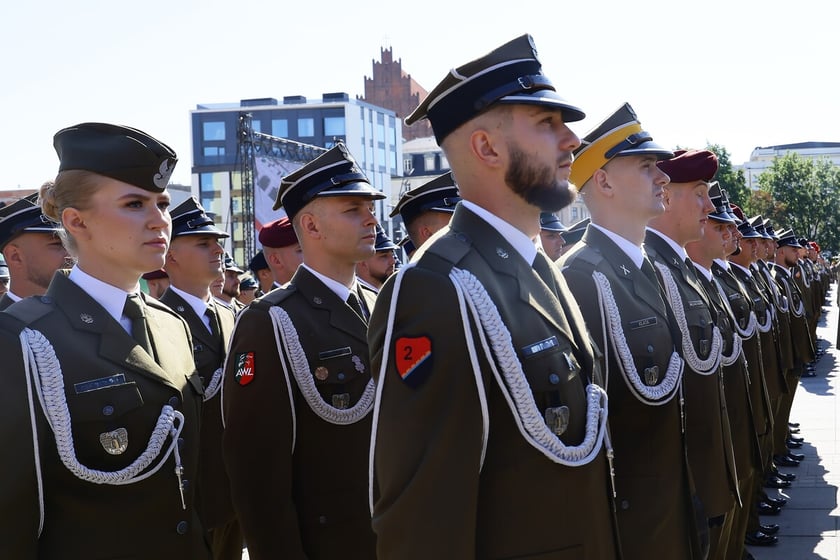 Uroczysta promocja oficerska na placu Wolności we Wrocławiu