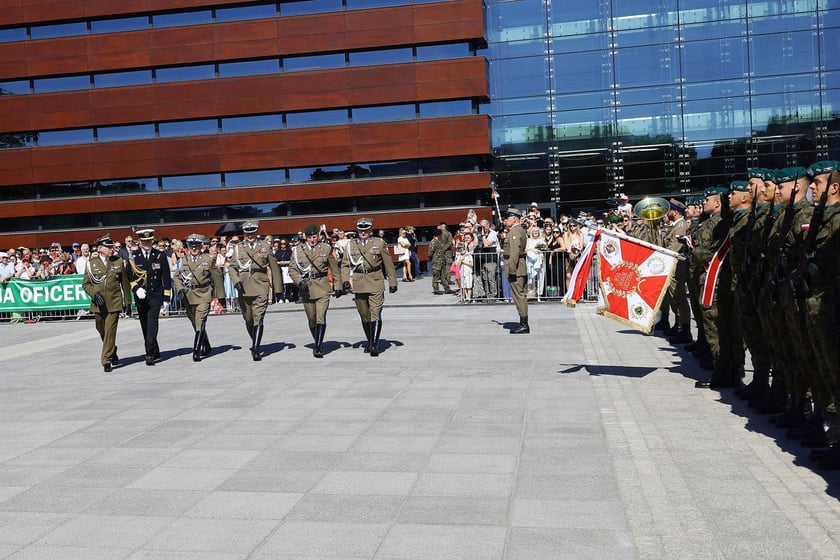 Uroczysta promocja oficerska na placu Wolności we Wrocławiu