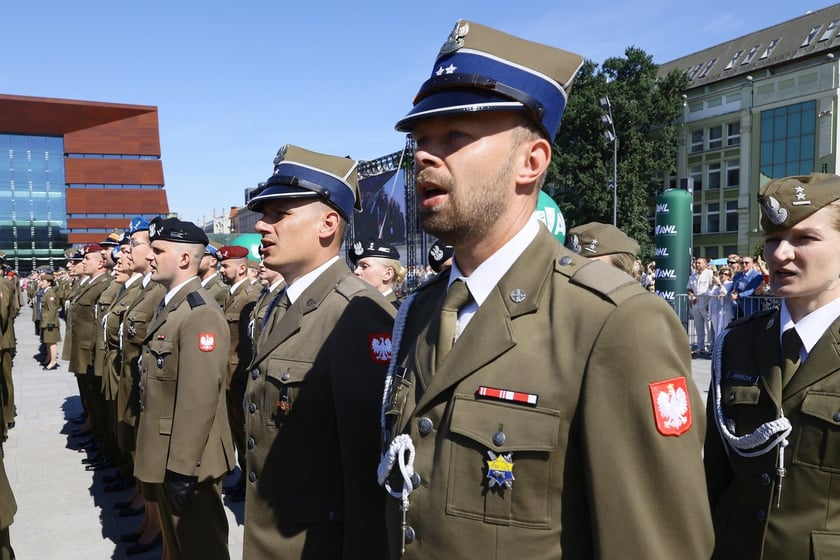 Uroczysta promocja oficerska na placu Wolności we Wrocławiu