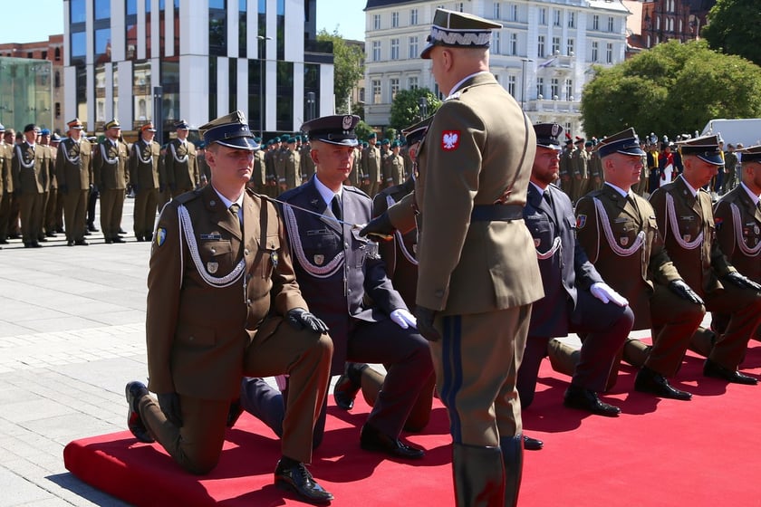 Uroczysta promocja oficerska na placu Wolności we Wrocławiu