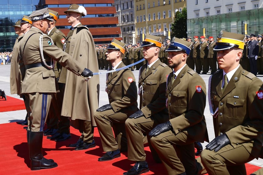Uroczysta promocja oficerska na placu Wolności we Wrocławiu