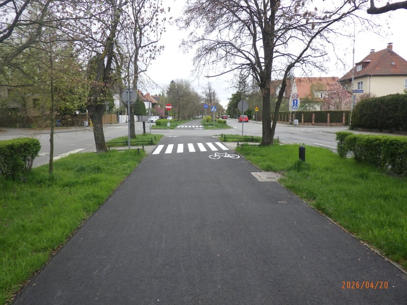 Wyremontowana ścieżka rowerowa na Alei Piastów