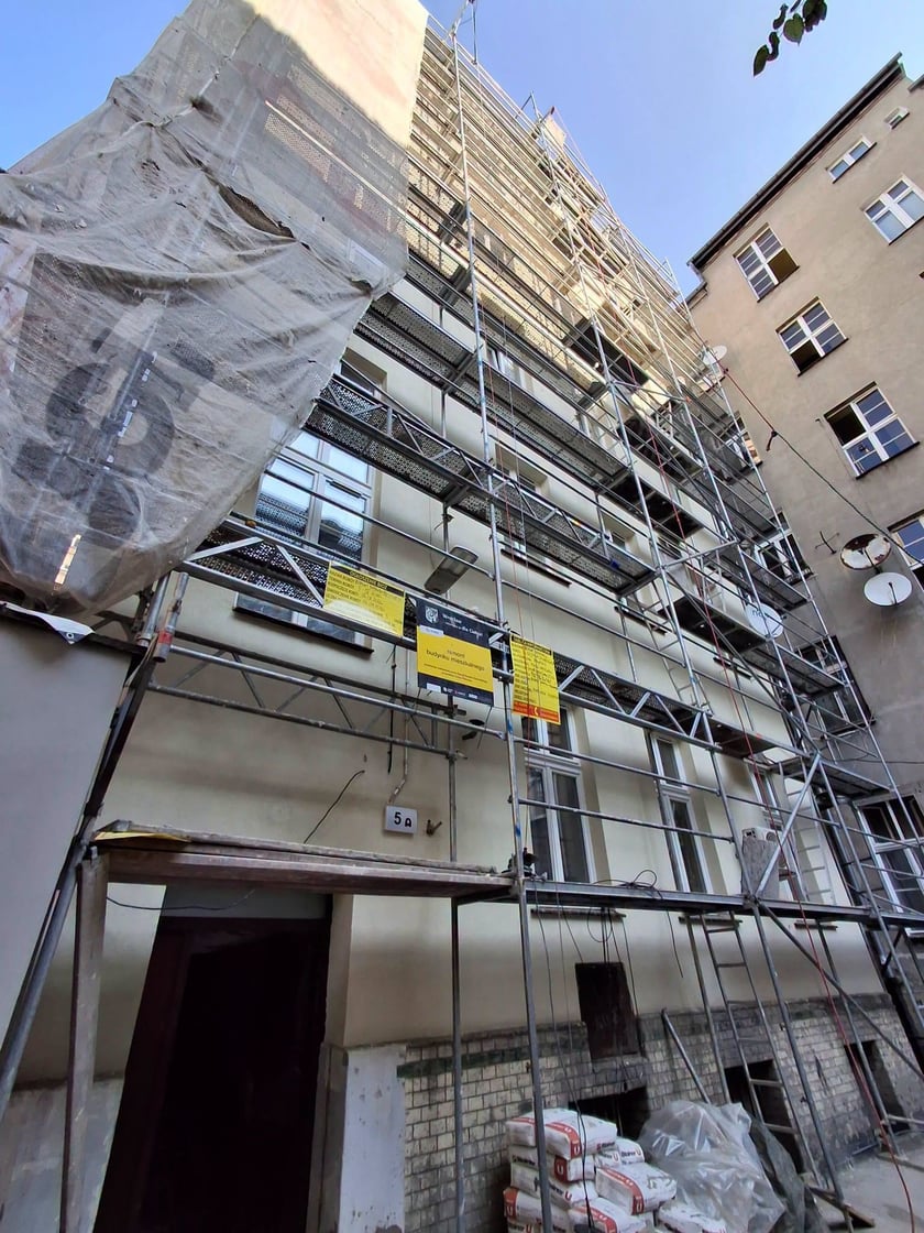 Remontowana kamienica przy ul. Rejtana 5a osłonięta rusztowaniami.