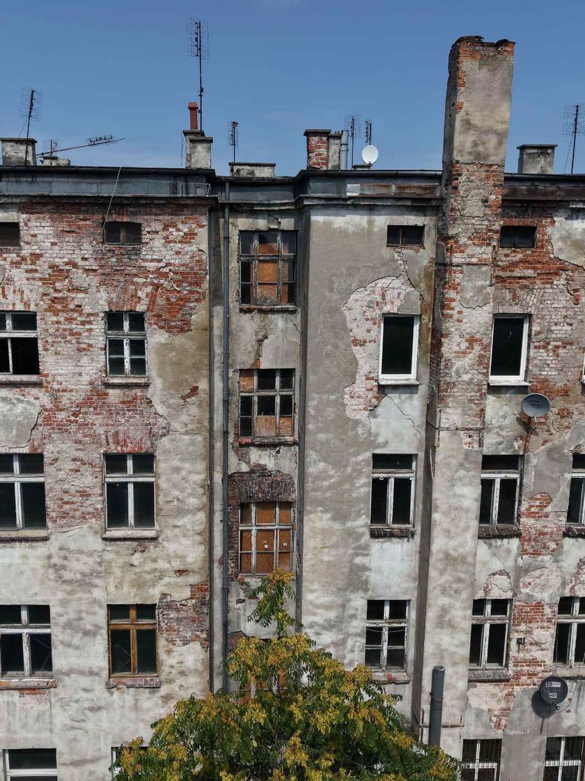 Kamienica przy ul. Pobożnego 20 od strony podwórka - stan obecny przed remontem.