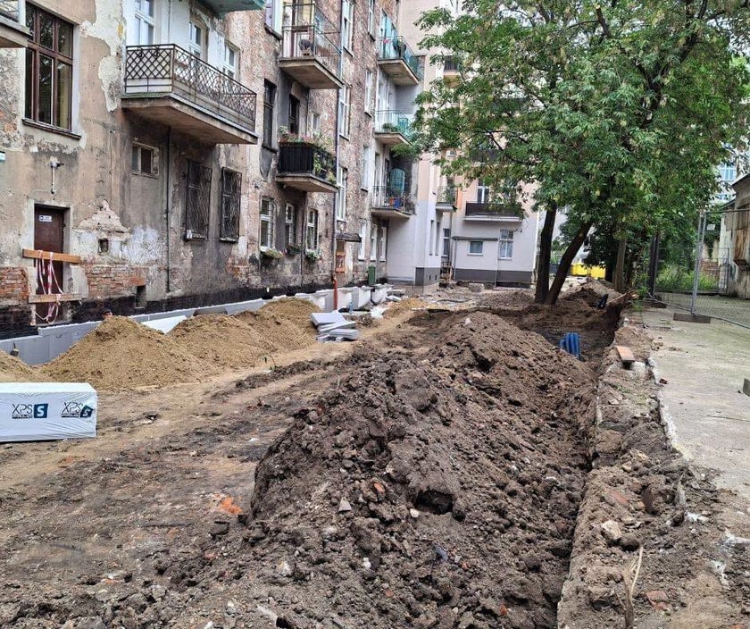 Remont podwórka między kamienicami przy ulicach Nowowiejskiej, Barlickiego, Orzeszkowej i Wyszyńskiego - prace ziemne .
