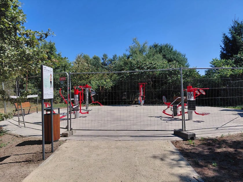 Nowe urządzenia do ćwiczeń na siłowni plenerowej przy ul. Mikołowskiej.