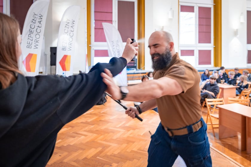 Zdjęcie ilustracyjne - szkolenie uczniów w ramach programu Bezpieczny Wrocław - jak reagować na atak nożownika lub napastnika z bronią.