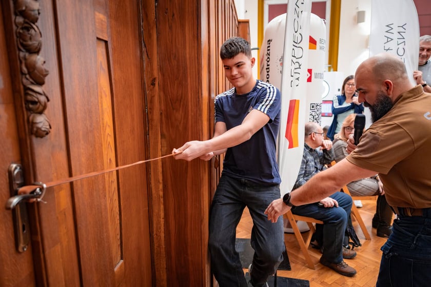 Zdjęcie ilustracyjne - szkolenie uczniów w ramach programu Bezpieczny Wrocław - jak reagować na atak nożownika lub napastnika z bronią.