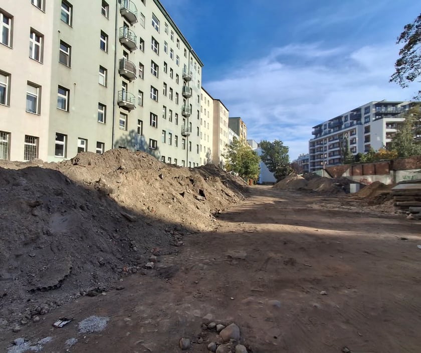 Zmiany na podwórku między ulicami Kościuszki, Pułaskiego, Komuny Paryskiej i Prądzyńskiego, których efektem będzie rewitalizacja.