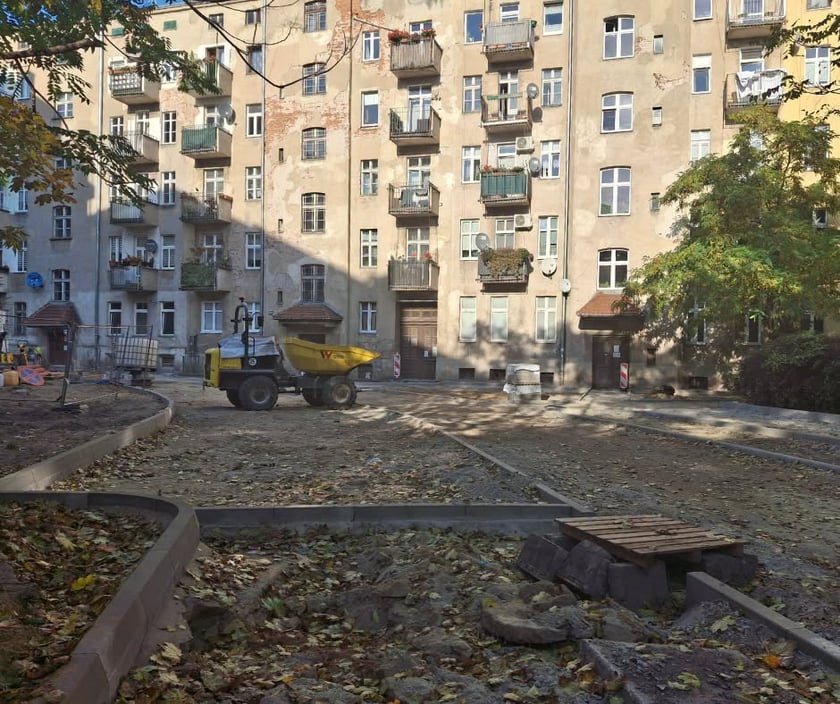 Zmiany na podwórku między ulicami Kościuszki, Pułaskiego, Komuny Paryskiej i Prądzyńskiego, których efektem będzie rewitalizacja.