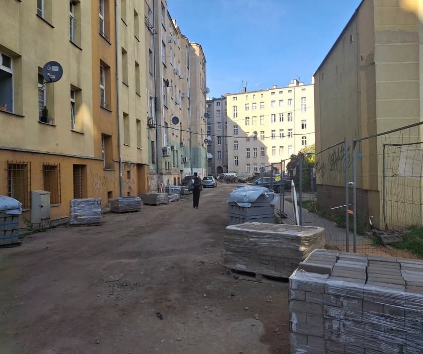 Zmiany na podwórku między ulicami Kościuszki, Pułaskiego, Komuny Paryskiej i Prądzyńskiego, których efektem będzie rewitalizacja.