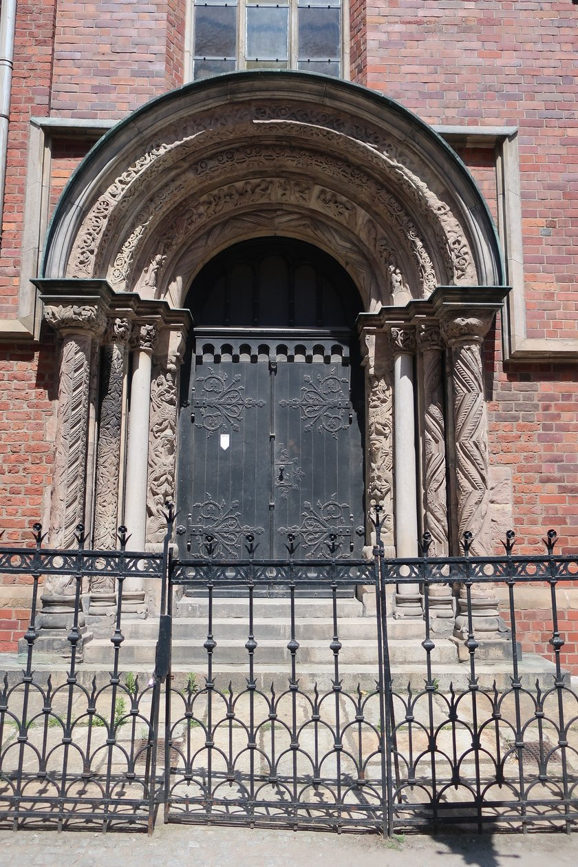 <p>Arcydzieło rzeźby romańskiej &ndash; portal z Ołbina</p>