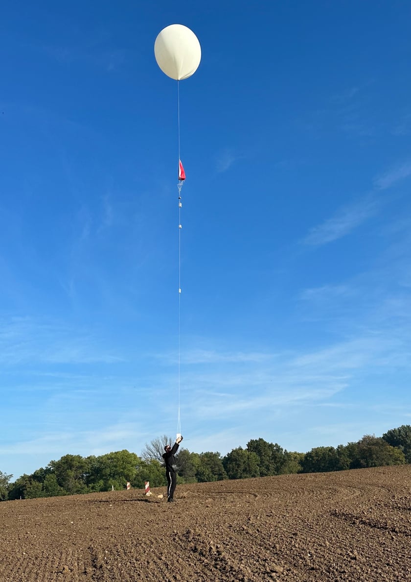 <p>Michał Konarski puszcza balon z ładunkiem</p>