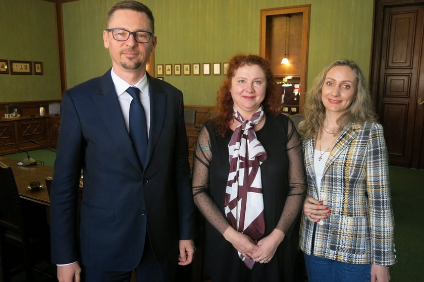 Od lewej: Sergiusz Kmiecik, przewodniczący Rady Miejskiej Wrocławia, Katarzyna Ostrowska, prezes Związku Polaków w Kazachstanie, oraz Małgorzata Thouard, ambasador Zgromadzenia Narodu Kazachstanu