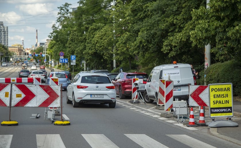 Pomiar jakości spalin we Wrocławiu.