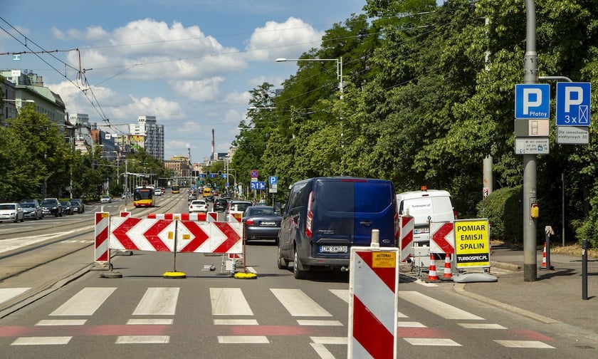 Pomiar jakości spalin we Wrocławiu.