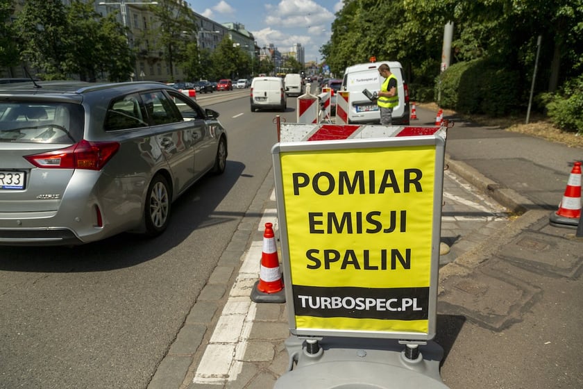 Pomiar jakości spalin we Wrocławiu.