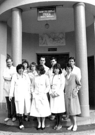 Profesor Alicja Chybicka ze współpracownikami z kliniki