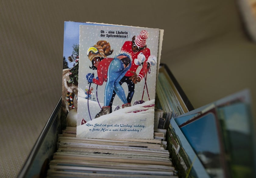 kolekcjoner pocztówek Stanisław Chmura z Wrocławia. W imponującej kolekcji ma ponad tysiąc wrocławskich widokówek