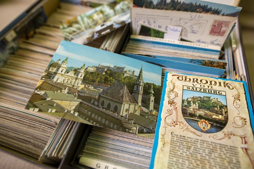 kolekcjoner pocztówek Stanisław Chmura z Wrocławia. W imponującej kolekcji ma ponad tysiąc wrocławskich widokówek