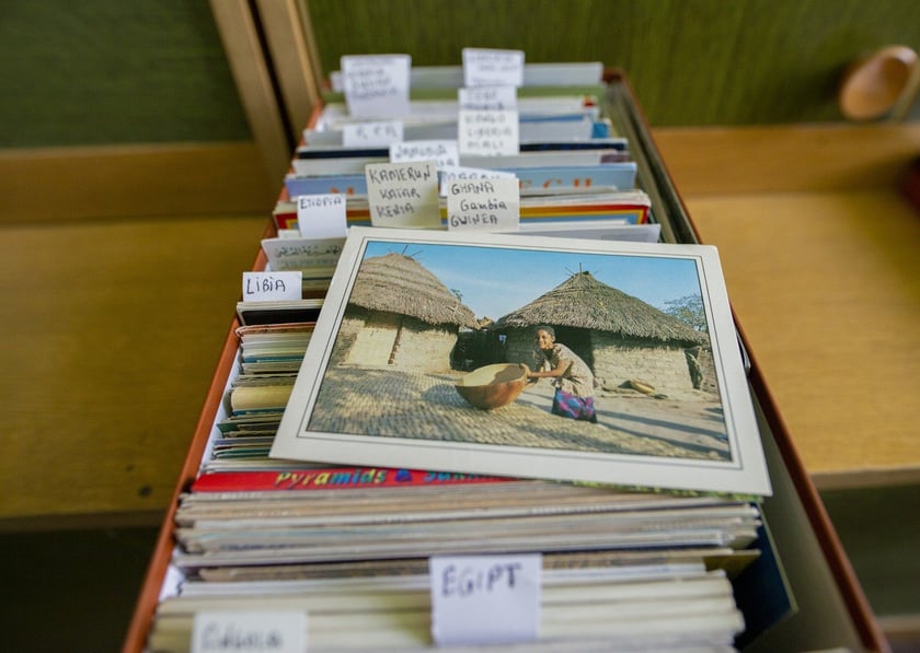 kolekcjoner pocztówek Stanisław Chmura z Wrocławia. W imponującej kolekcji ma ponad tysiąc wrocławskich widokówek