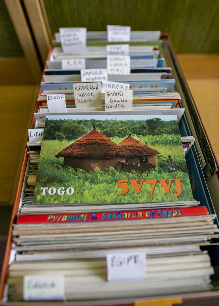 kolekcjoner pocztówek Stanisław Chmura z Wrocławia. W imponującej kolekcji ma ponad tysiąc wrocławskich widokówek